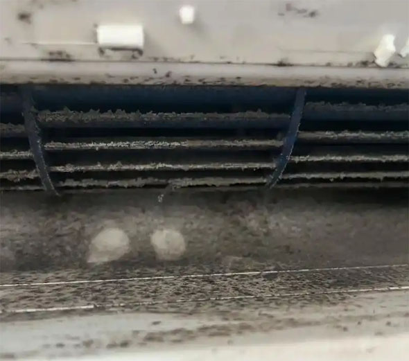 盘县空调吹的风有股烧焦味是怎么回事